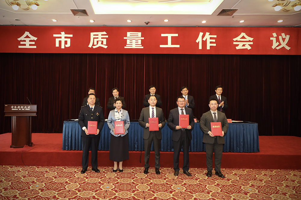 2海大生物集團(tuán)創(chuàng)始人、董事長(zhǎng)單俊偉（右二）上臺(tái)領(lǐng)獎(jiǎng).jpg
